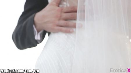 Girl Caught Pooping Outside6143